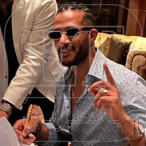 محمد رمضان - صورة من توقيع الفيلم مع ايغل فيلمز