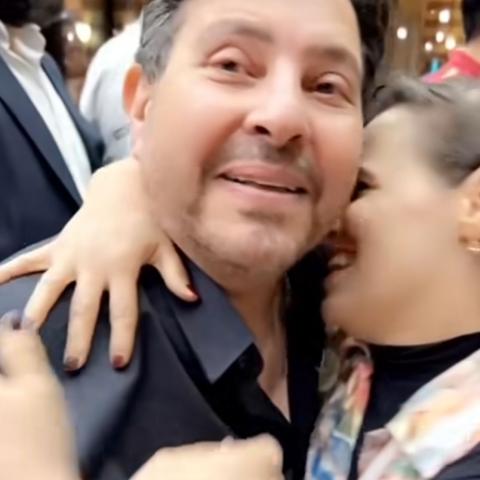 هاني شاكر مع إحدى معجباته في سوريا