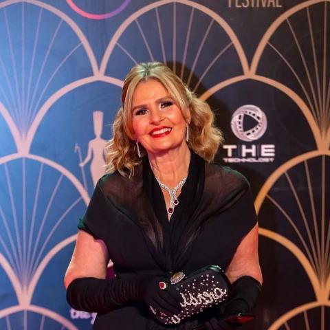 الأسود يسيطر على السجادة الحمراء في مهرجان القاهرة للدراما