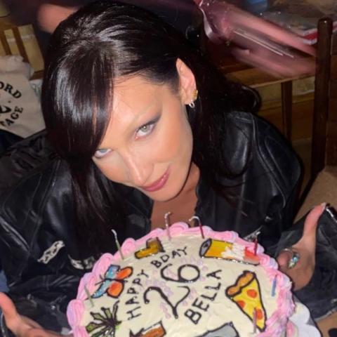 بيلا حديد برفقة كعكة عيد ميلادها التي صنعتها جيجي