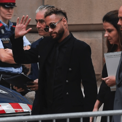 نيمار يصل محكمة برشلونة - الصورة من تويتر