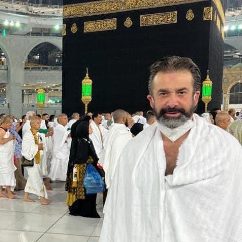 كريم عبدالعزيز يؤدي مناسك العمرة