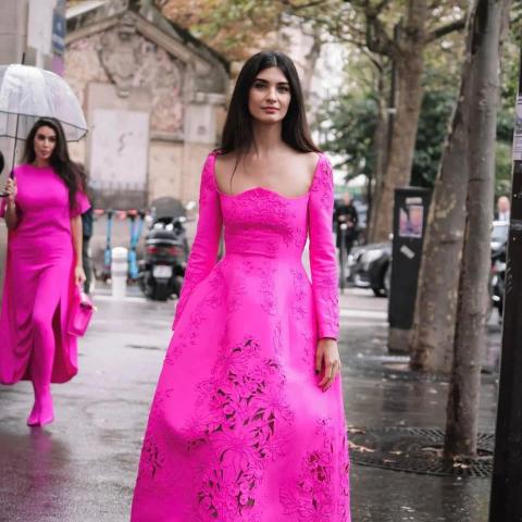 توبا بويوكوستن وياسمين صبري في شوارع باريس