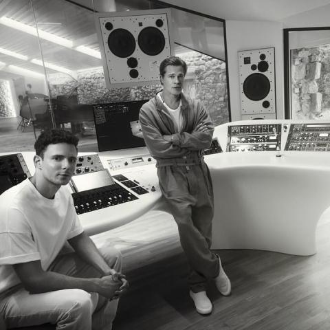 براد بيت ودامين كوينتارد في استوديو ميرافال- انستقرام @billboard