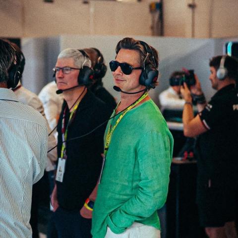 براد بيت خلال متابعته سباق الفومولار وان- الصورة من انستقرام @lewishamilton