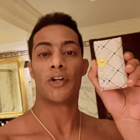 صورة لمحمد رمضان مع أغلى صابونة في العالم