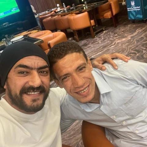 أحمد العوضي مع صاحب واقعة الكشري- الصورة من فيسبوك