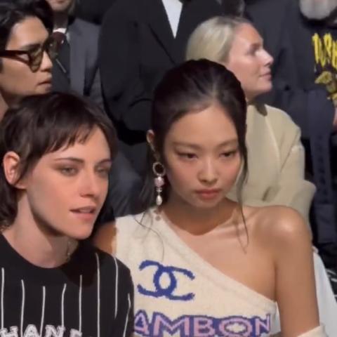 جيني وكريستين ستيوارت في عرض شانيل