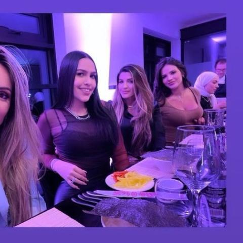 ماجي زوجة محمد صلاح برفقة صديقات لاعبي ليفربول