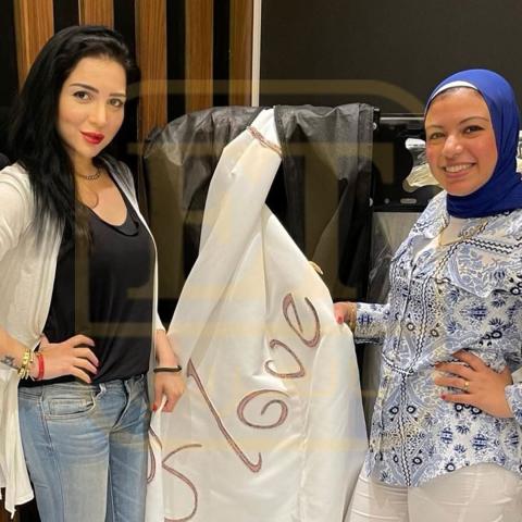 مي عز الدين ورنا الفائزة في المسابقة التي أطلقتها مي باليوم العالمي للقلب