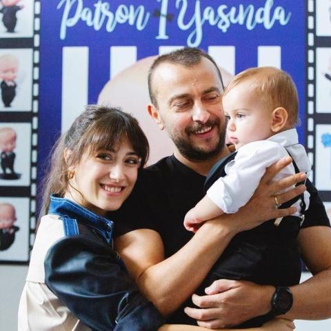 هازال كايا وزوجها علي أتاي وطفلهما- صورة من انستقرام