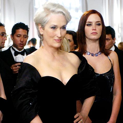ميريل ستريب تتوسط آن هاثاواي وإميلي بلانت في فيلم The Devil Wears Prada