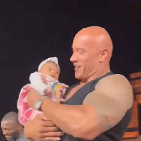 ذا روك مع أصغر معجباته في المكسيك - انستقرام @therock