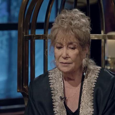 منى واصف تبكي وتوجه رسالة لميرفت أمين وعادل إمام