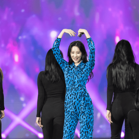 ٍونمي في حفلها في الرياض - صورة من تويتر @KCON_official