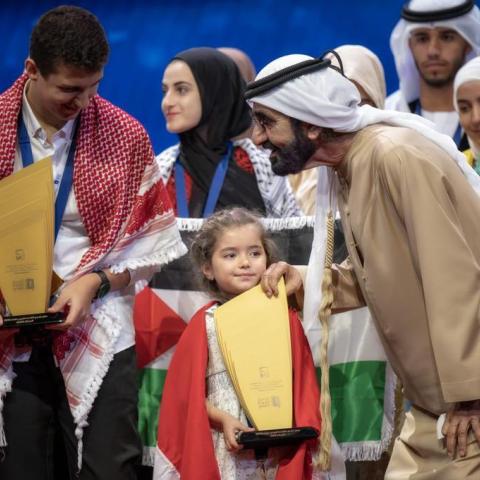 الشيخ محمد بن راشد آل مكتوم خلال تكريمه شام البكور - صورة من تويتر