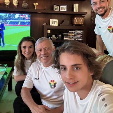 صورة من انستغرام - الملكة رانيا تشارك أجواء كرة القدم في صورة عائلية