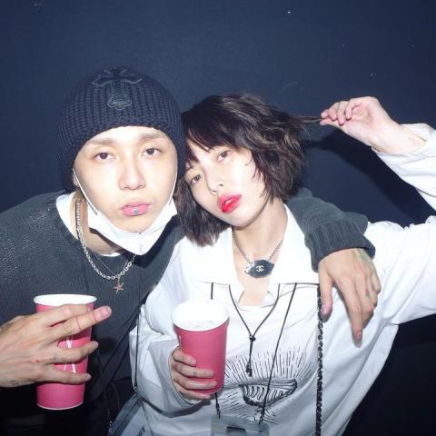 نجما K-pop هيونا و دوزن - صورة من انستقرام