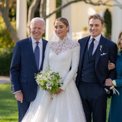 نعومي بايدن وبيتر نيل يتوسطان جو بايدن وجيل بايدن- انستقرام @potus