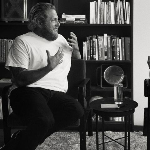 جونا هيل ومعالجه الدكتور فيل ستوتز- الصورة من الفيلم Stutz