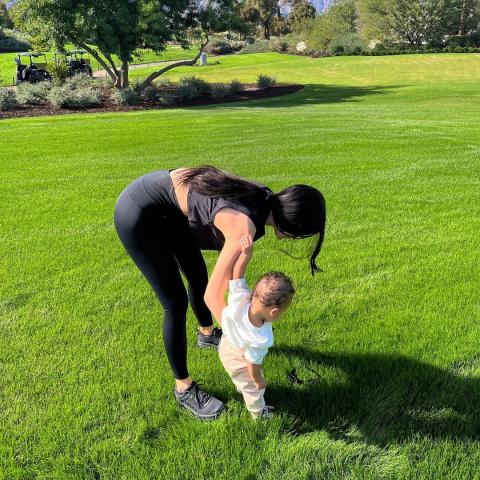 كايلي جينر مع طفلها- انستقرام @kyliejenner