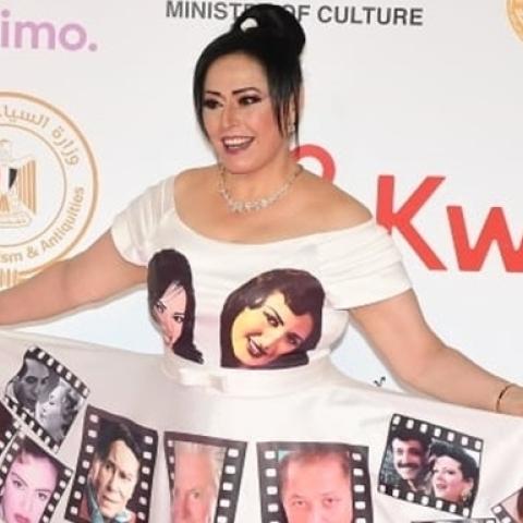 هند عاكف في فستان غريب يحمل صور الفنانين ضمن مهرجان القاهرة السينمائي 2022