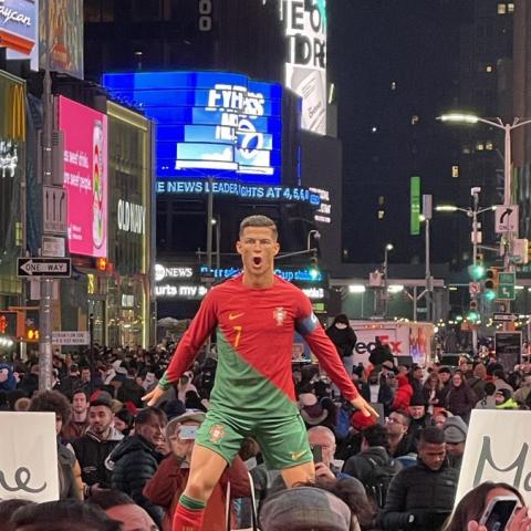 كريستيانو رونالدو يفاجىء الجمهور  في تايم سكوير بتمثاله الشمعي