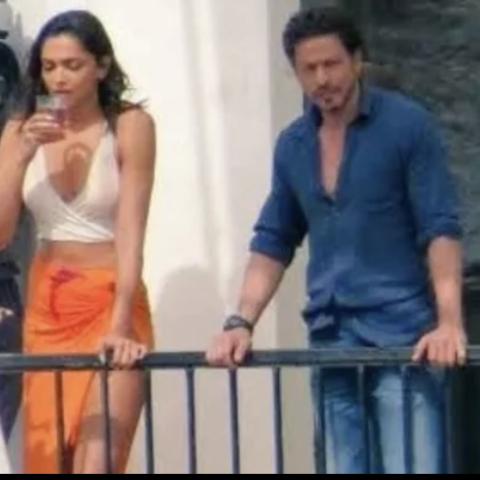 شاروخان وديبيكا من Pathaan - صورة متداولة عبر السوشيال ميديا