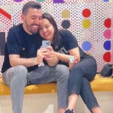 إبرو غوندش مع شريكها - صورة من السوشيال ميديا