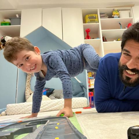 بوراك أوزجيفيت وابنه كاران - صورة من انستقرام