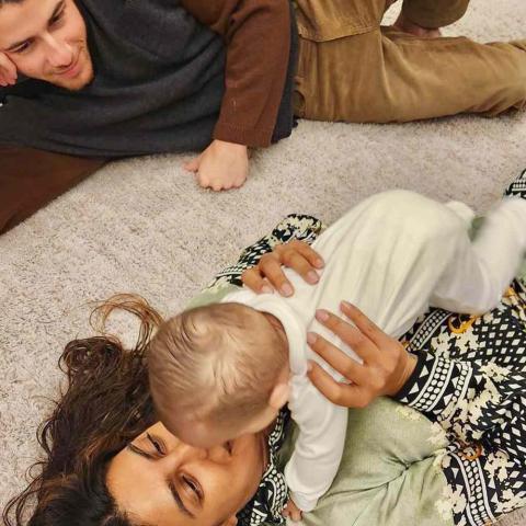 صورة بريانكا شوبرا مع إبنتها مالتي وزوجها نيك جوناس