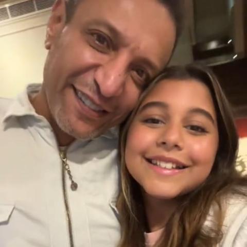 هنا ابنة شيرين مع والدها محمد مصطفى