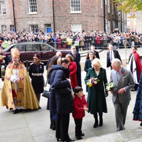 الملك تشارلز وزوجته كاميلا - صورة من حساب York_Minster على تويتر