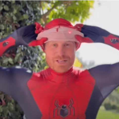 الأمير هاري بزي سبايدرمان