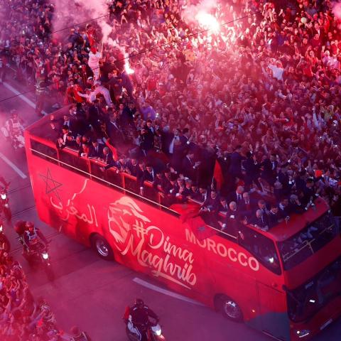 حافلة المنتخب المغربي بين الحشود في استقبالهم بعد المونديال - تويتر