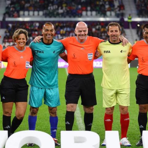 رئيس إتحاد الفيفا جياني إنفانتينو بين أساطير كرة القدم قبل المباراة - غوغل