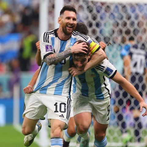 ميسي يحتفل بالفوز