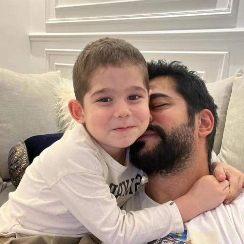 بوراك أوزجيفيت وابنه كاران - صورة من انستقرام