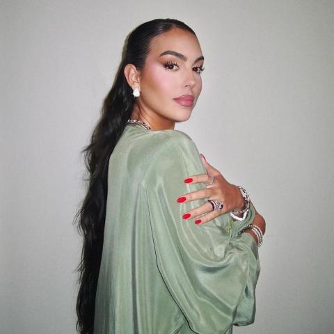 جورجينا رودريغيز بالعباءة الخليجية في صور عبر إنستغرام