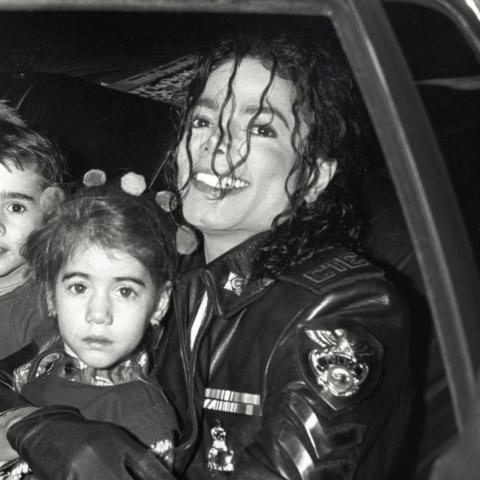 مايكل جاكسون مع أولاده- الصورة من مواقع التواصل الاجتماعي