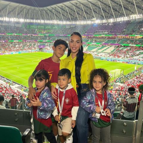 جورجينا مع أولادها في مباراة البرتغال وكوريا الجنوبية - إنستغرام
