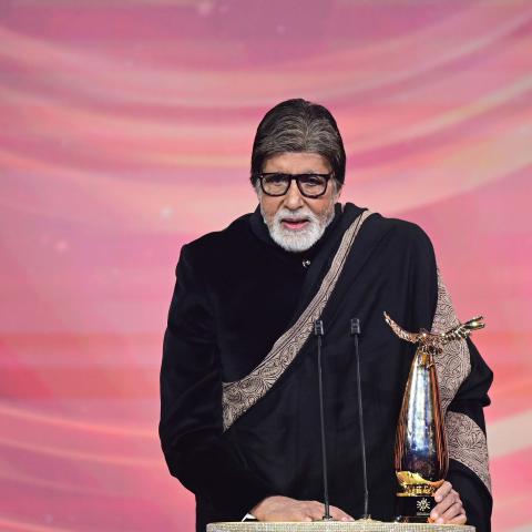 أميتاب باتشان- صورة من تكريمه في Joy Awards