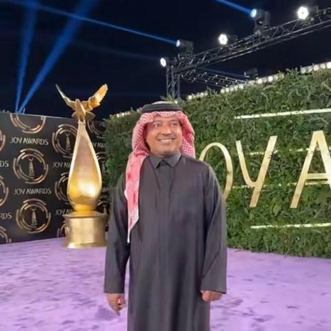 راشد الماجد على السجادة الخزامية في Joy Awards 2023 - تويتر