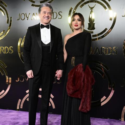 مروان خوري وزوجته على السجادة الخزامية في حفل Joy Awards