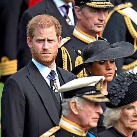 الأمير هاري ووالده الملك تشارلز - تويتر