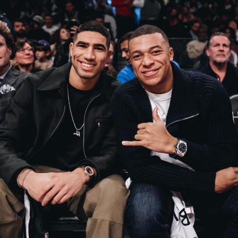 أشرف حكيمي وكيليان مبابي في مباراة NBA - إنستغرام