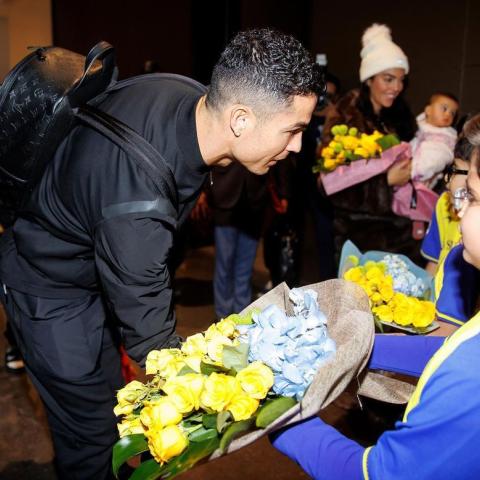 الأطفال في استقبال كريستيانو رونالدو- انستقرام @alnassr_fc