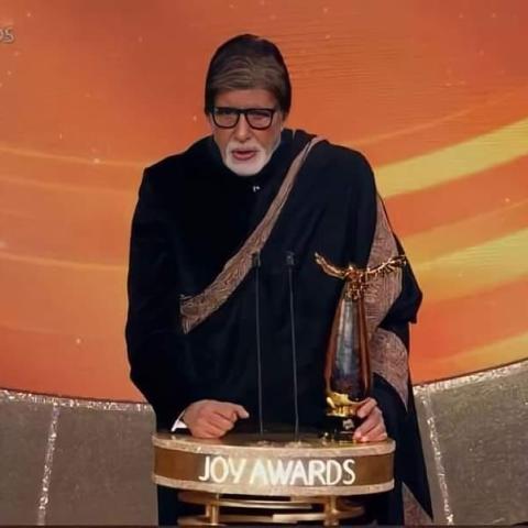 أميتاب باتشان خلال تكريمه في حفل Joy Awards