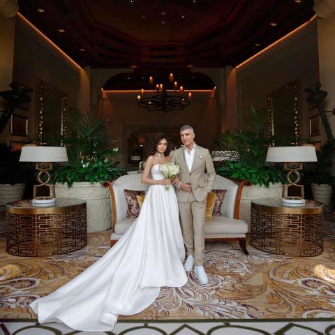 أوزكان دنيز وزوجته - صورة من حساب Samar Dadgar على انستقرام