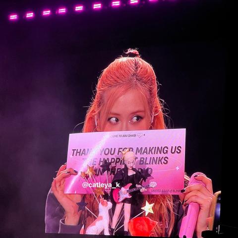 صورة من تويتر لحظة الاحتفال بعيد ميلاد روزي